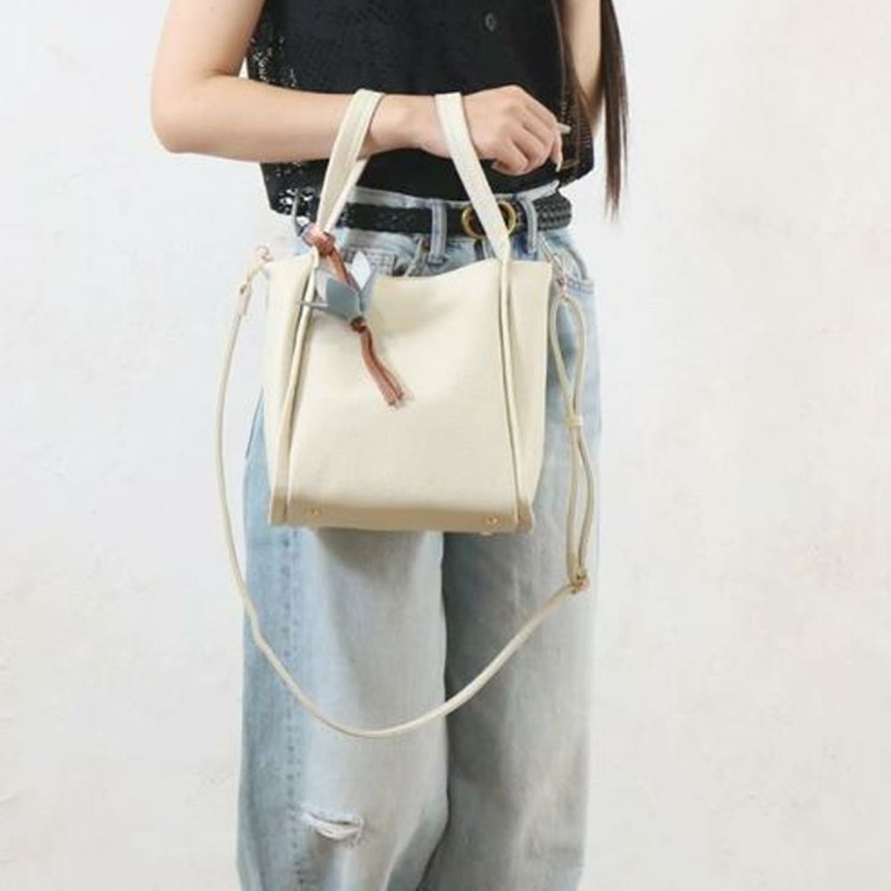 2way柔美圓潤手提/肩背包(附花朵吊飾)-象牙白 (H22×W20×D15)