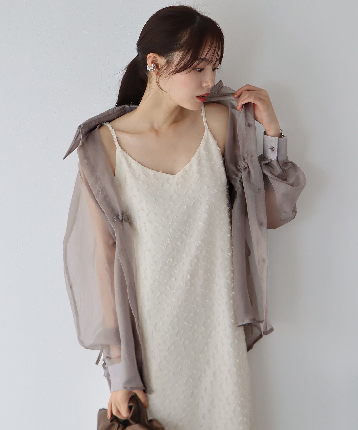 日本 BLUE EAST - 透膚抽繩翻領薄襯衫-米杏