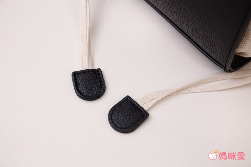 日本服飾代購 - 棉X仿皮異材質拼接簡約梯形側背包-摩卡 (17x23x10cm)