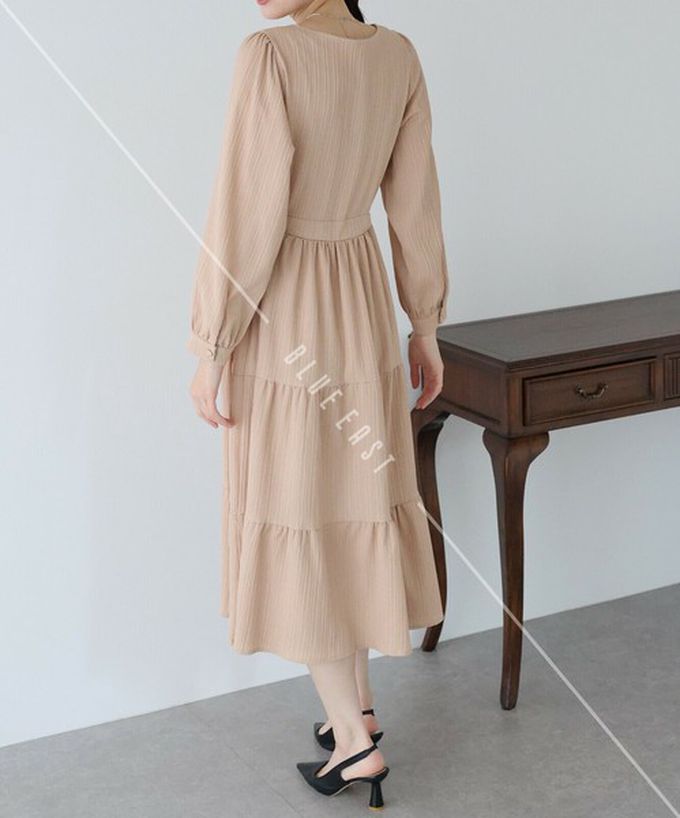 日本 BLUE EAST - 美型桃心領腰綁帶分層泡泡袖洋裝-卡其杏