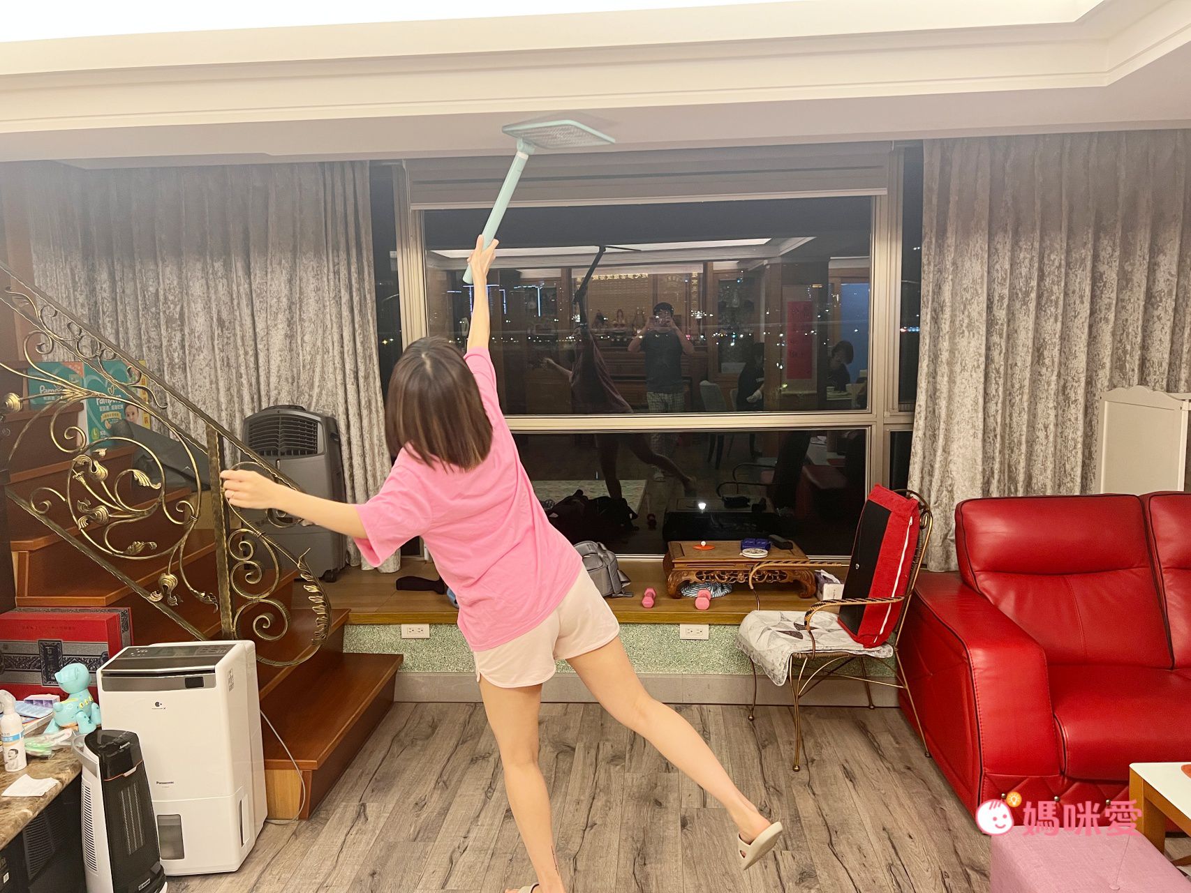 一擊斃殺！【KINYO】可伸縮折疊/日夜兩用捕蚊電蚊拍