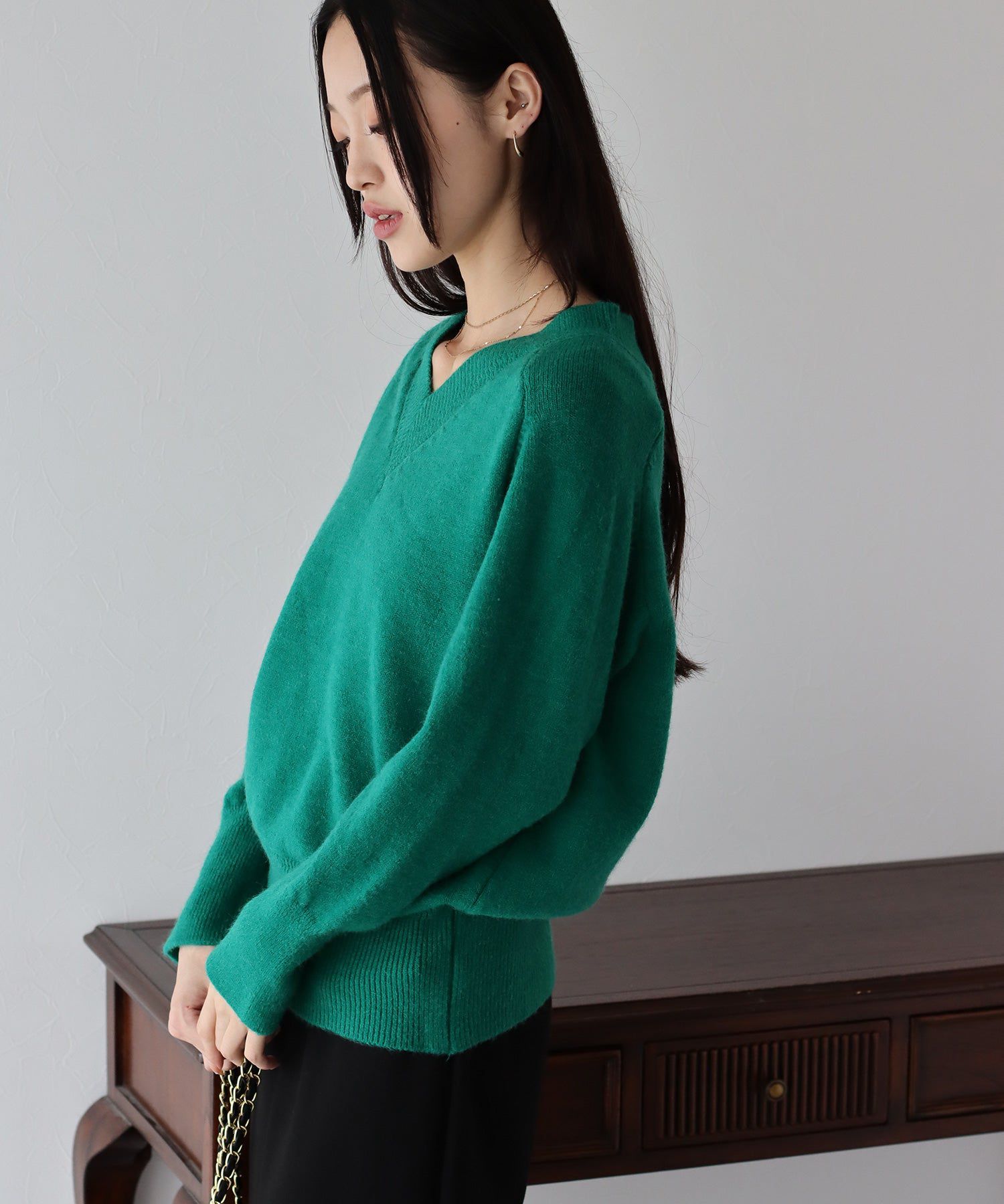 日本 BLUE EAST - 顯瘦V領柔軟針織上衣-黑