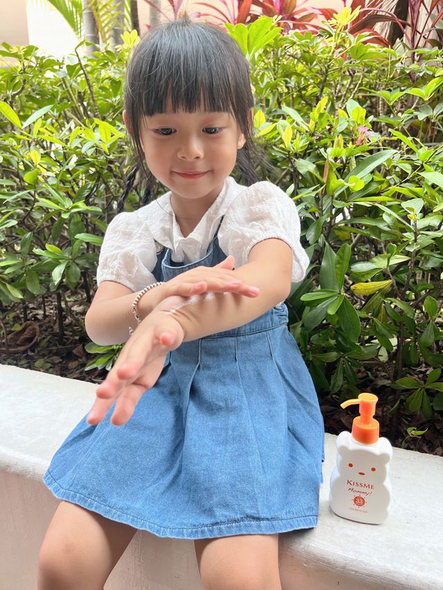 #日本兒童防曬類別銷售No.1
# 日本媽咪超級大推 🇯🇵
#KISSME Mommy溫和親子防曬

夏天到來了～～～
來分享一款大家一定囤貨的防曬產品☀️
🧴KISSME Mommy親子溫和防曬凝膠 SPF33+/PA+++ 
🐻‍❄️寶寶的第一隻防曬首選
給敏感肌的小寶寶最好是守護‼️

太陽下咪娜肌膚一下子就被曬紅曬傷的肌膚體質
這款防曬凝膠可避免光照曬黑或刺激肌膚
實在太喜歡了~~
玩了一整個下午肌膚沒有被曬紅曬傷！

🧸小熊造型實在是太可愛太療癒了
到戶外活動休息時間
咪娜就會先自動拿起來擦呀擦～～～
按壓瓶設計能讓媽咪單手輕鬆操作！

最喜歡KISSME Mommy🐻
水潤質地超級好推開
咪娜都能輕鬆的擦好擦滿～擦完很快就吸收了
還有最喜歡輕盈又不黏膩🙌
添加多種保濕成分又能防曬同時護膚
大人小孩肌膚敏感都能使用
媽媽們也可當妝前打底用！
清洗也方便只要用肥皂就可以輕鬆去除～

🤍親子溫和防曬凝膠 SPF33+/PA+++
🔆90%食品級成分製作，可避免光照曬黑或刺激肌膚
🔆天然添加保濕成分清盈不黏膩、肌膚柔嫩健康
🔆無添加色素.防腐劑、礦物油、酒精、香料
🔆 敏感肌、臉部、全身體肌膚皆可使用