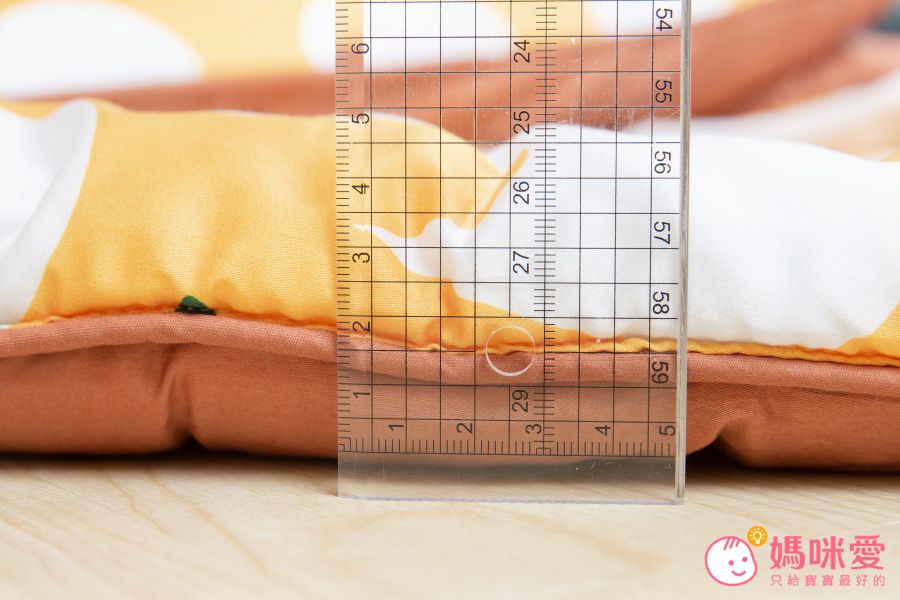 睡墊厚度可達4~5公分！填充棉也是蠻厚實的，寶貝睡覺不會磕到骨頭