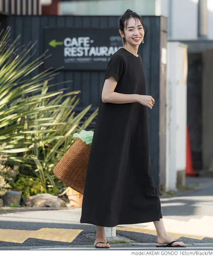 日本 COCA - 速乾彈性 修身圓領短袖洋裝-黑