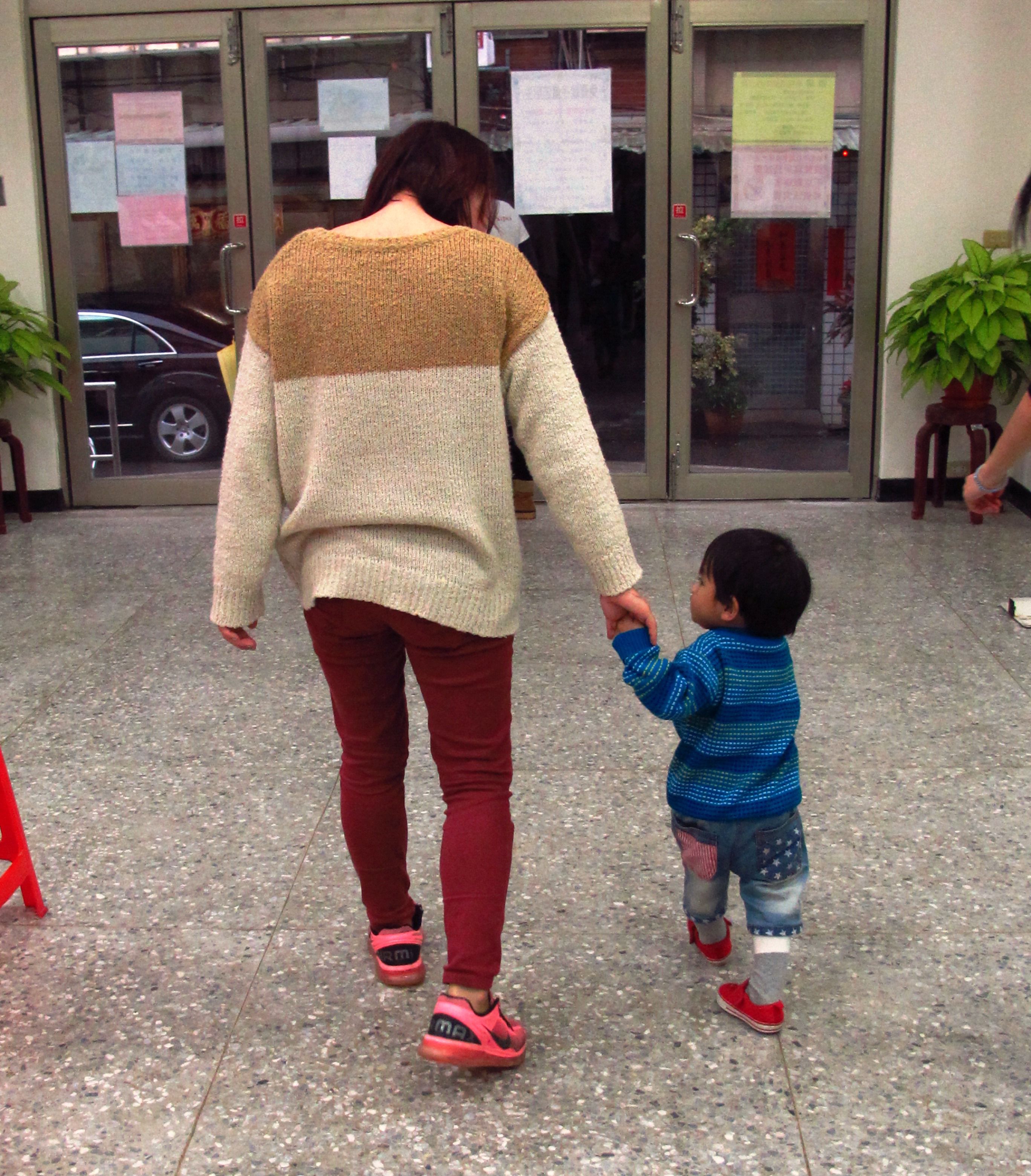 聖誕送暖小爸媽 用愛包圍小腳丫