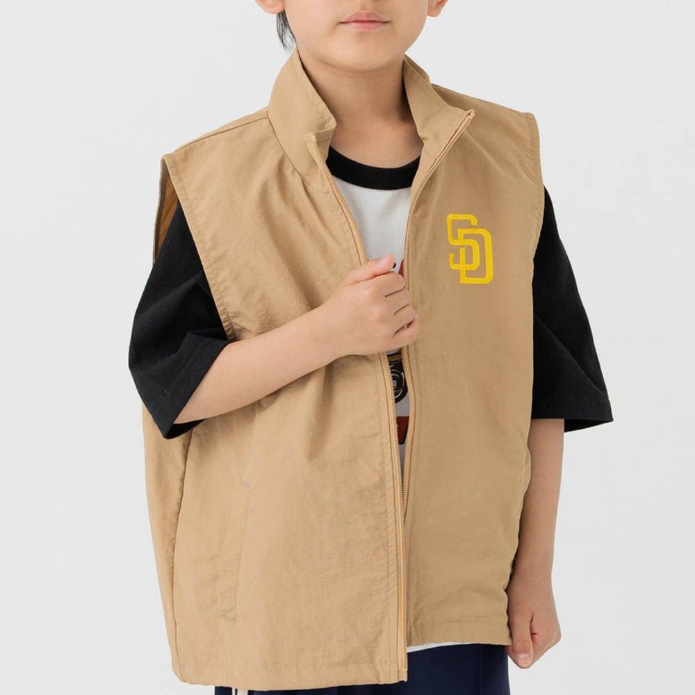 MLB聯名 刺繡輕量尼龍背心-聖地牙哥教士-卡其棕