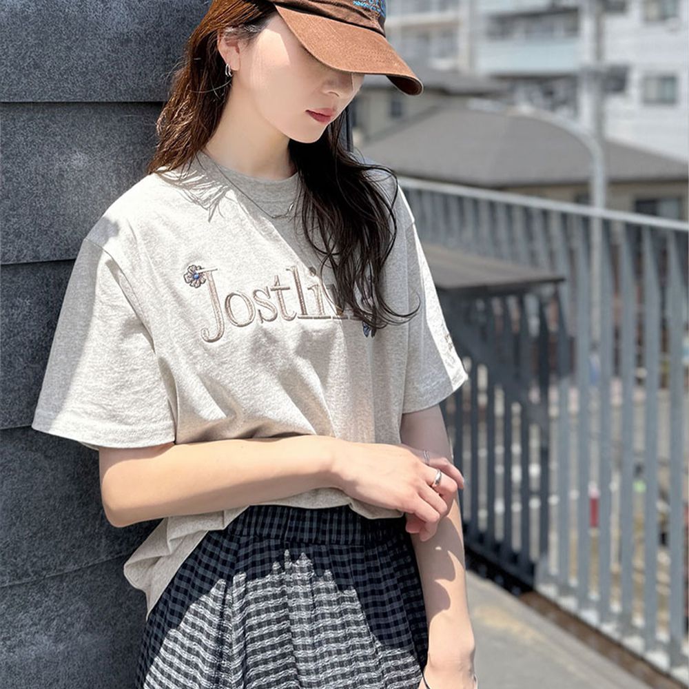 100%棉 醒目英文花朵刺繡短袖上衣-燕麥灰