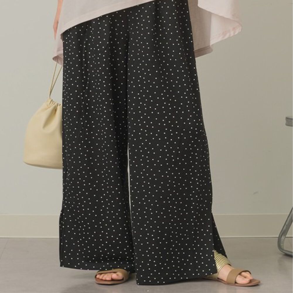 接觸涼感 腰抽繩下擺開叉休閒寬褲-黑x圓點