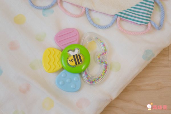 日本 Combi - 蜜蜂花瓣固齒玩具-3個月起