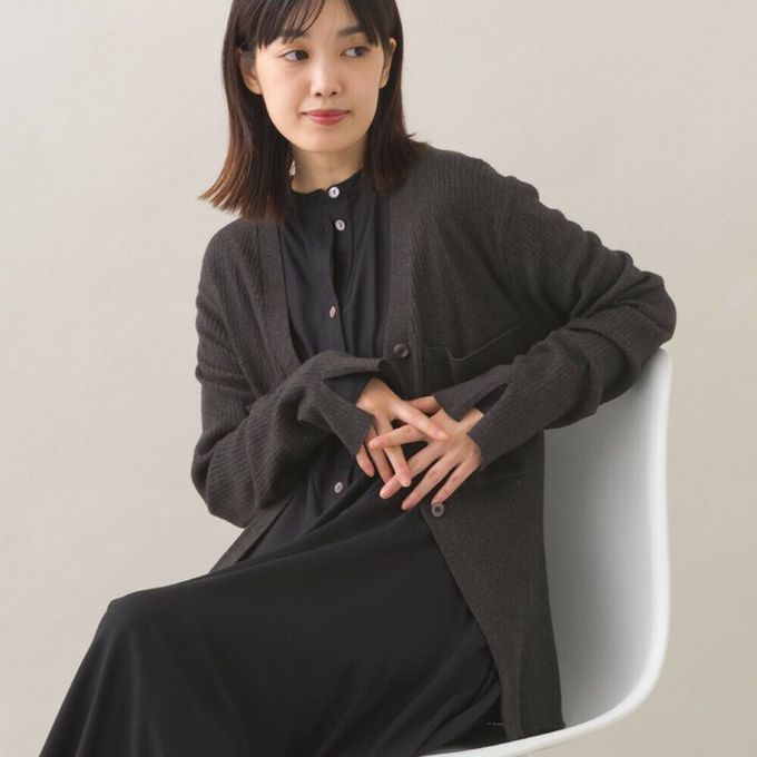 日本 OMNES - 都會感V領排扣混嫘縈針織外套-可可棕