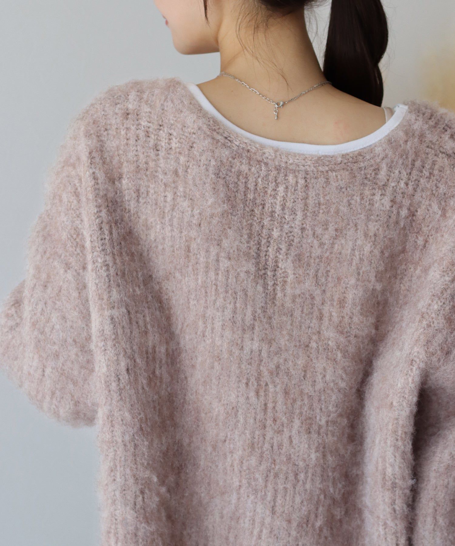 日本 BLUE EAST - 慵懶V領抽鬚寬鬆毛衣-淺米