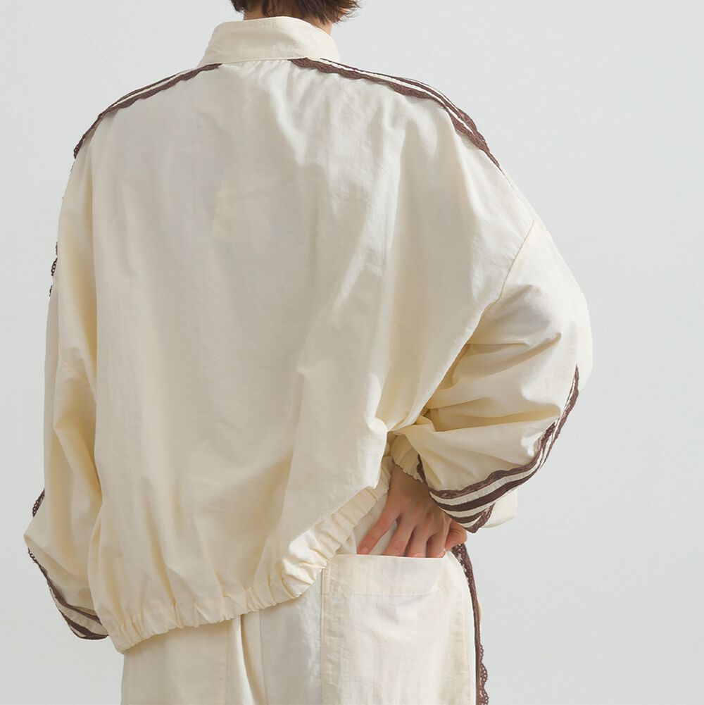 蕾絲點綴輕盈尼龍運動風外套-象牙