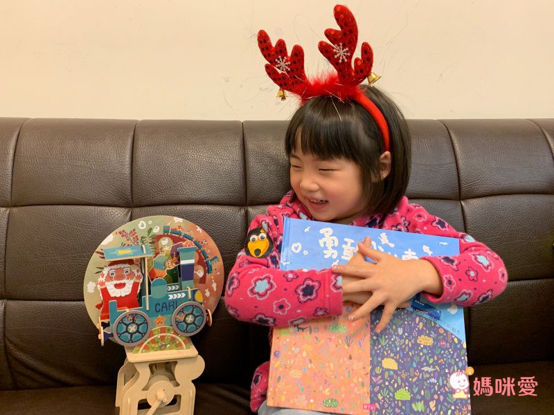 親子天下 - 合購組★勇敢小火車-耶誕老公公夏日旅行 賴馬互動遊戲繪本+賴馬最棒的禮物桌遊+松木機關小火車-限量加贈【AR互動大海報＋情緒著色卡+賴馬勇氣貼紙】
