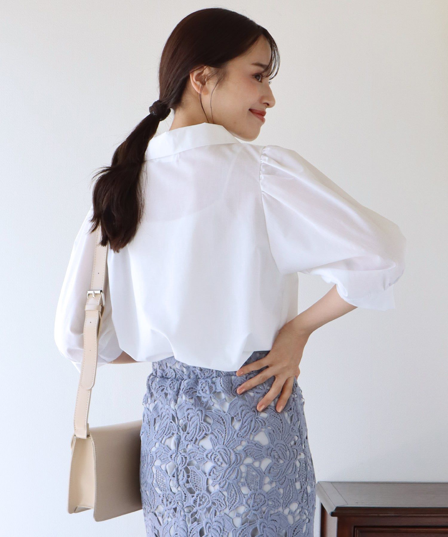 日本 BLUE EAST - 百搭翻領澎澎袖襯衫-直條紋-水藍