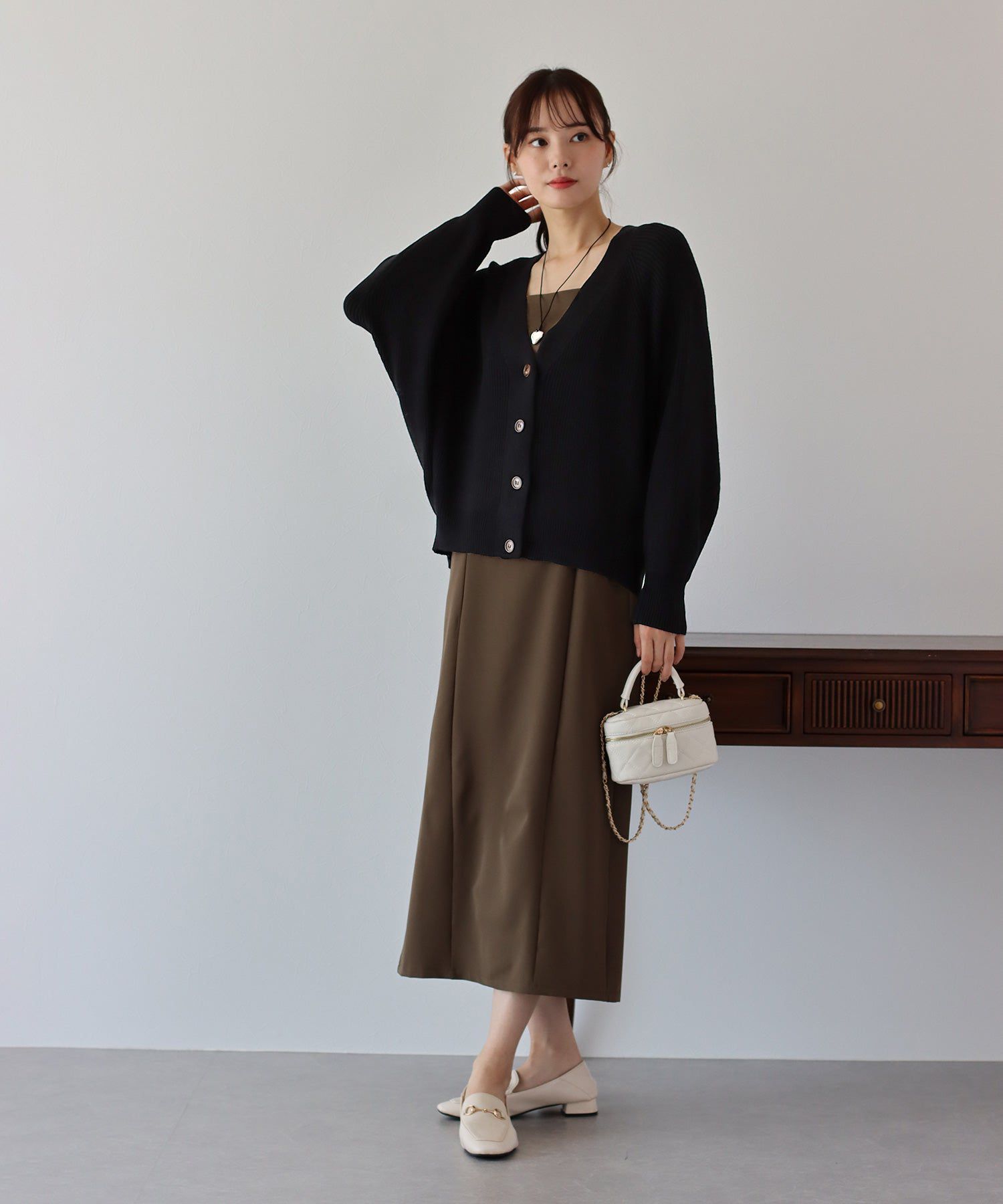 日本 BLUE EAST - 百搭V領彈性針織外套-米杏