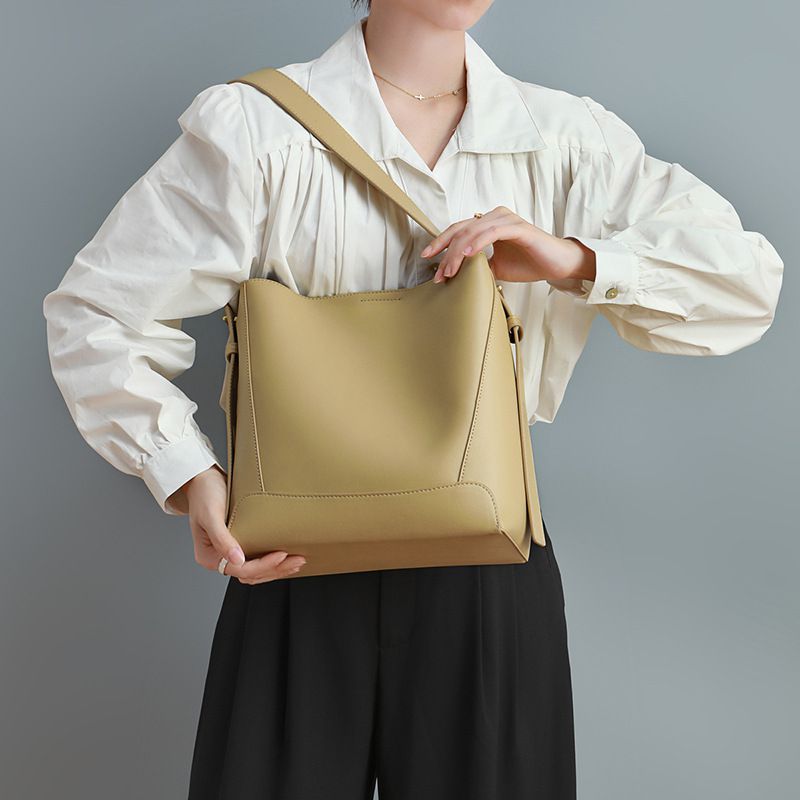 真皮大容量水桶包(加寬背帶)-棕色 (26x25.5x10.5cm)