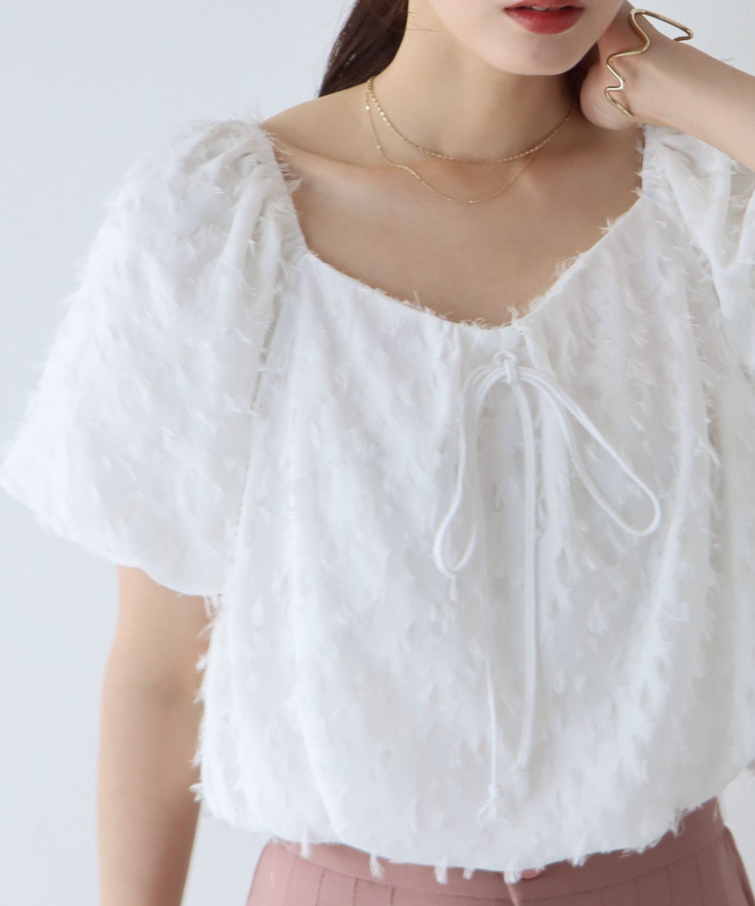 日本 BLUE EAST - 抽鬚感寬領泡泡袖上衣-淺杏