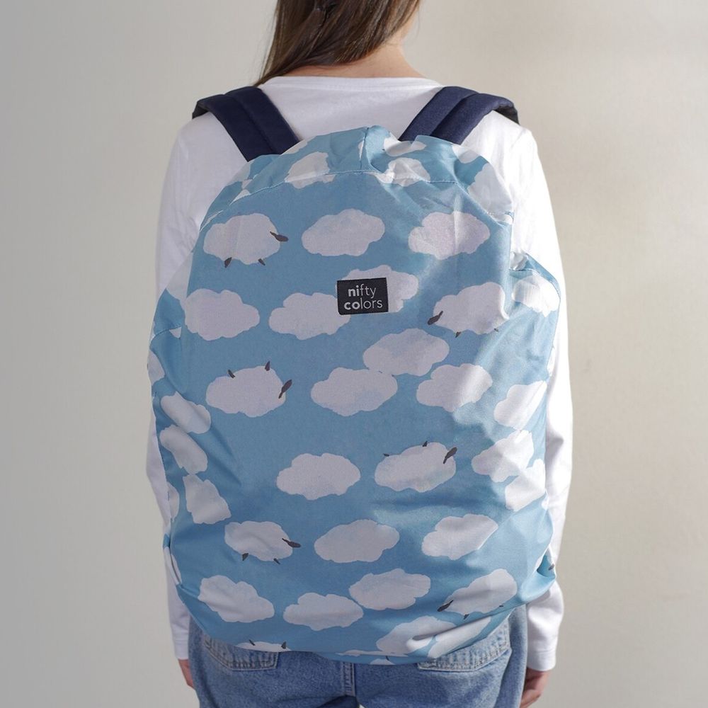 日本 nifty colors - 輕量防潑水背包雨衣/防水套-藍天白雲 (20~30L背包適用)