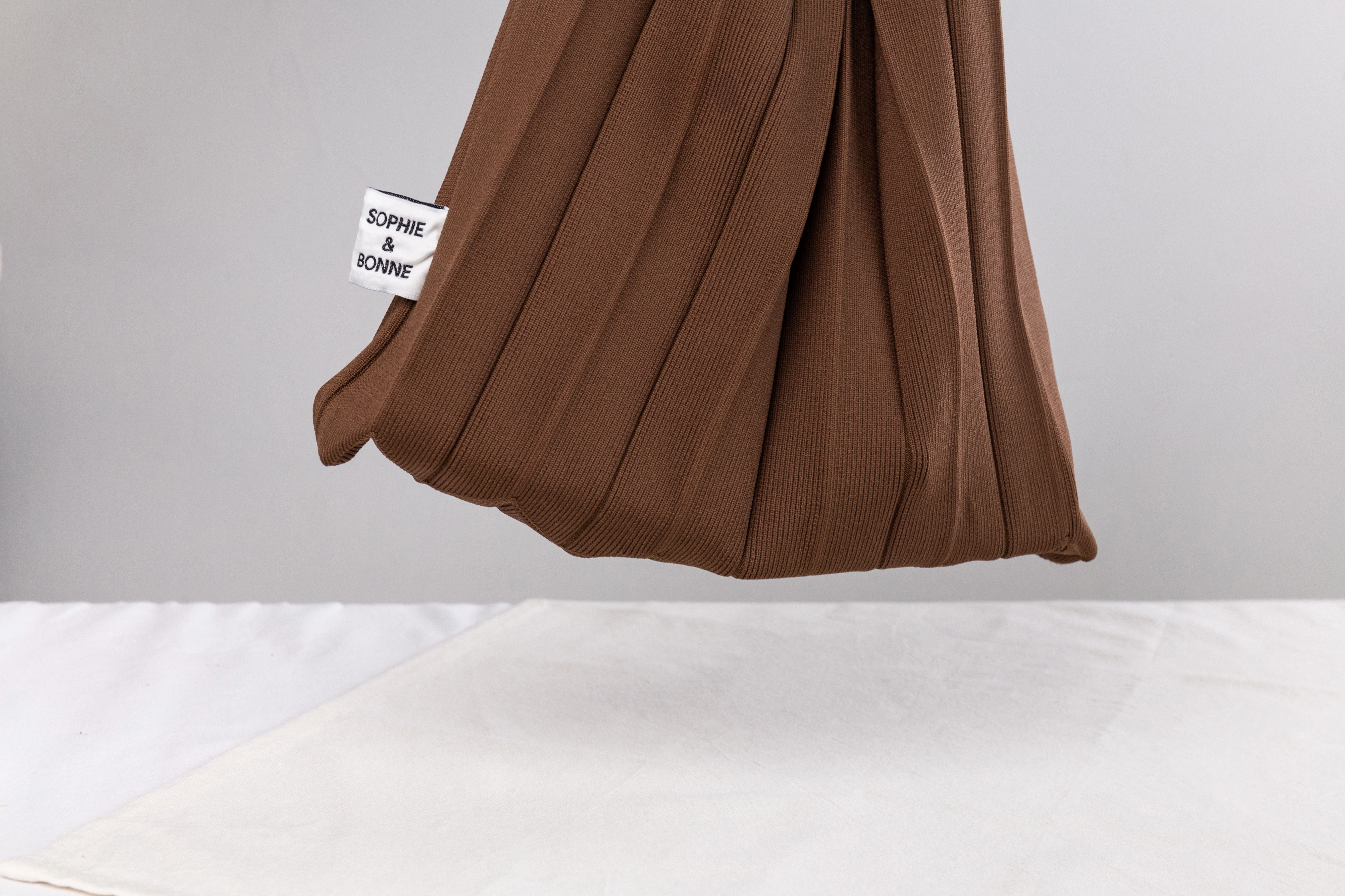 韓國 SOPHIENBONNE - 百褶彈性針織撞色手提/肩背包-咖X紅 (S)