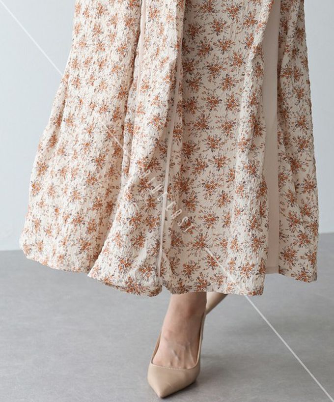 日本 BLUE EAST - 成熟花卉飄逸感V領長袖洋裝-摩卡