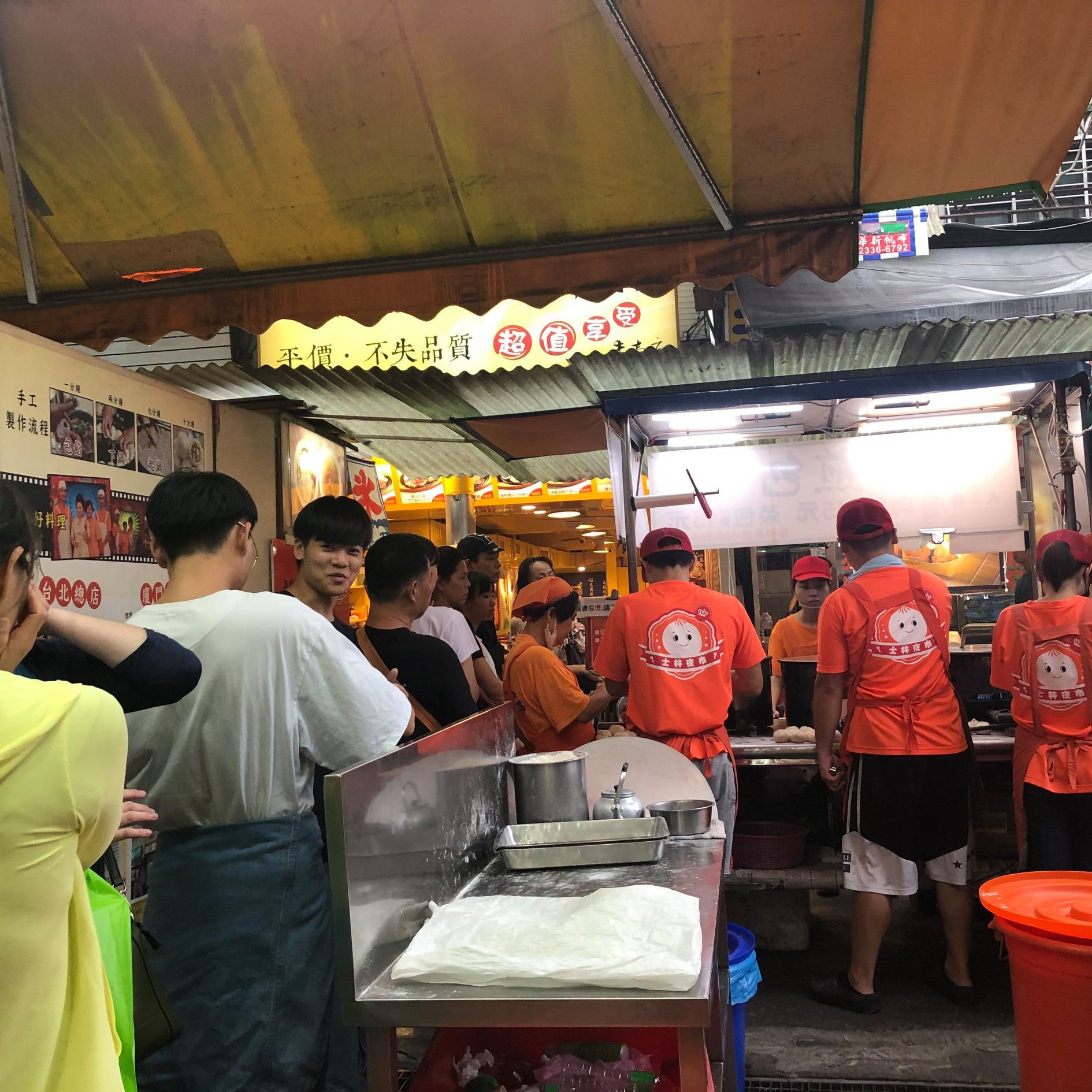 士林排隊美食！【大上海生煎包】皮脆肉汁噴發，0廚藝完美複製