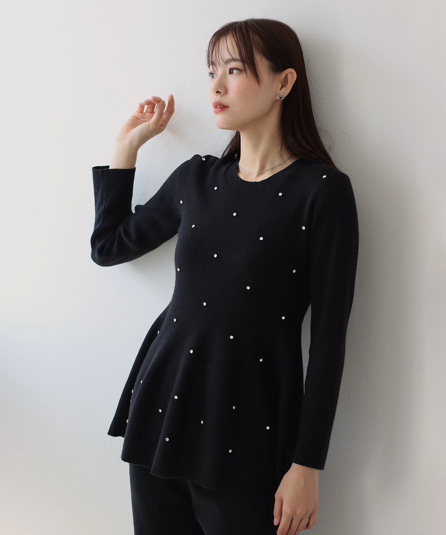 日本 BLUE EAST - 奢華墜飾傘狀修身針織上衣-黑