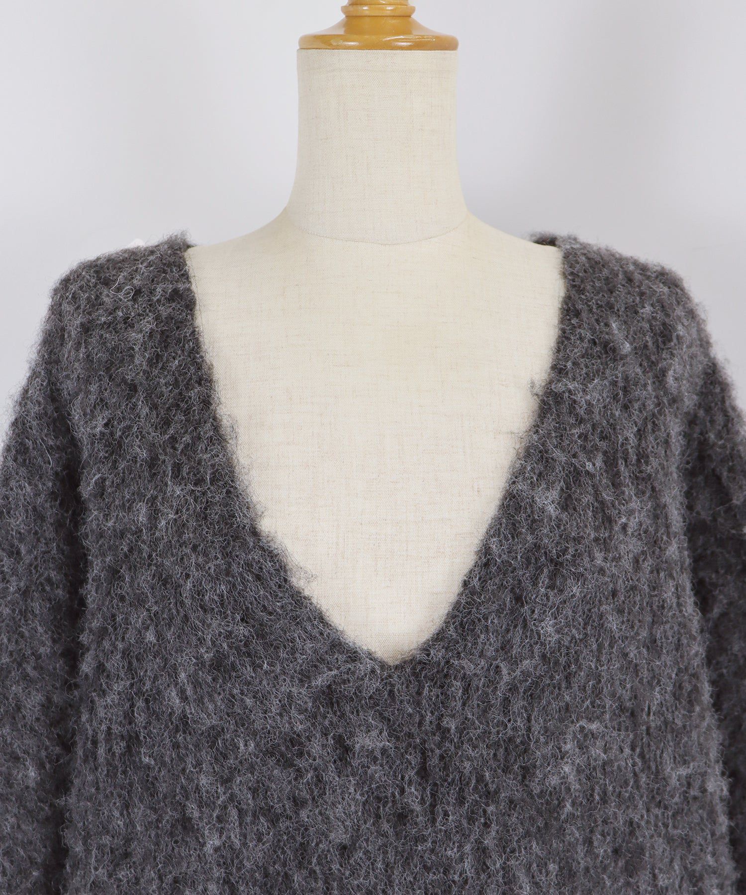 日本 BLUE EAST - 慵懶V領抽鬚寬鬆毛衣-淺米