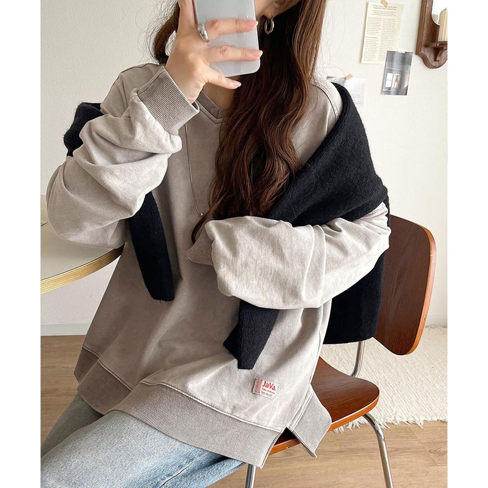 俐落洗舊感V領寬版長袖T恤-淺棕