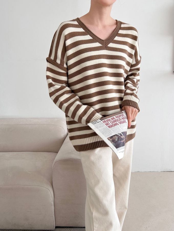 韓國女裝連線 - 休閒落肩V領橫紋針織上衣-咖啡 (FREE)