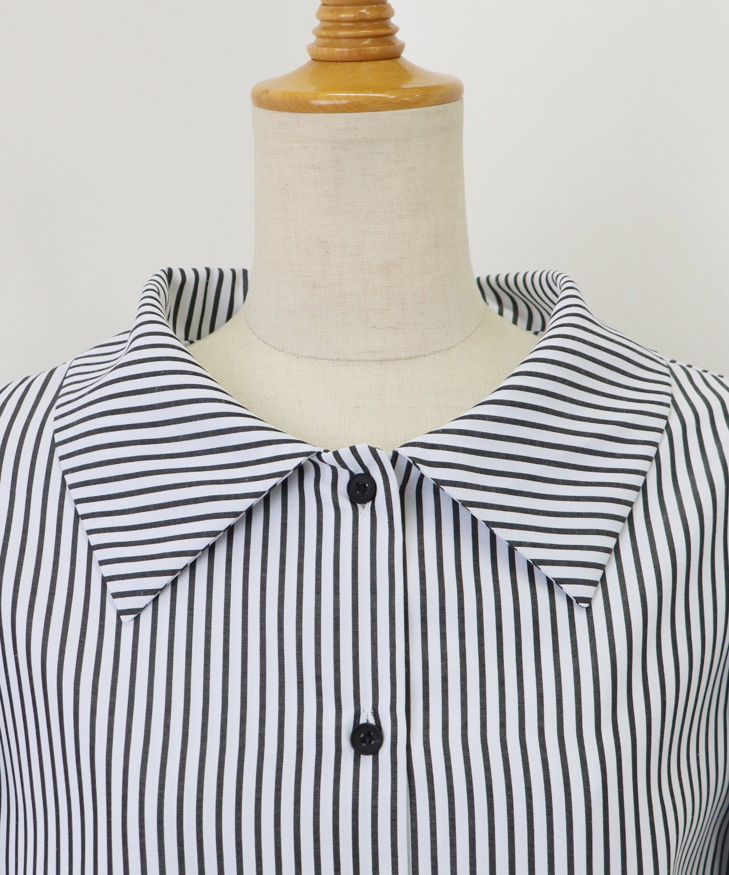 日本 BLUE EAST - 百搭翻領澎澎袖襯衫-直條紋-水藍