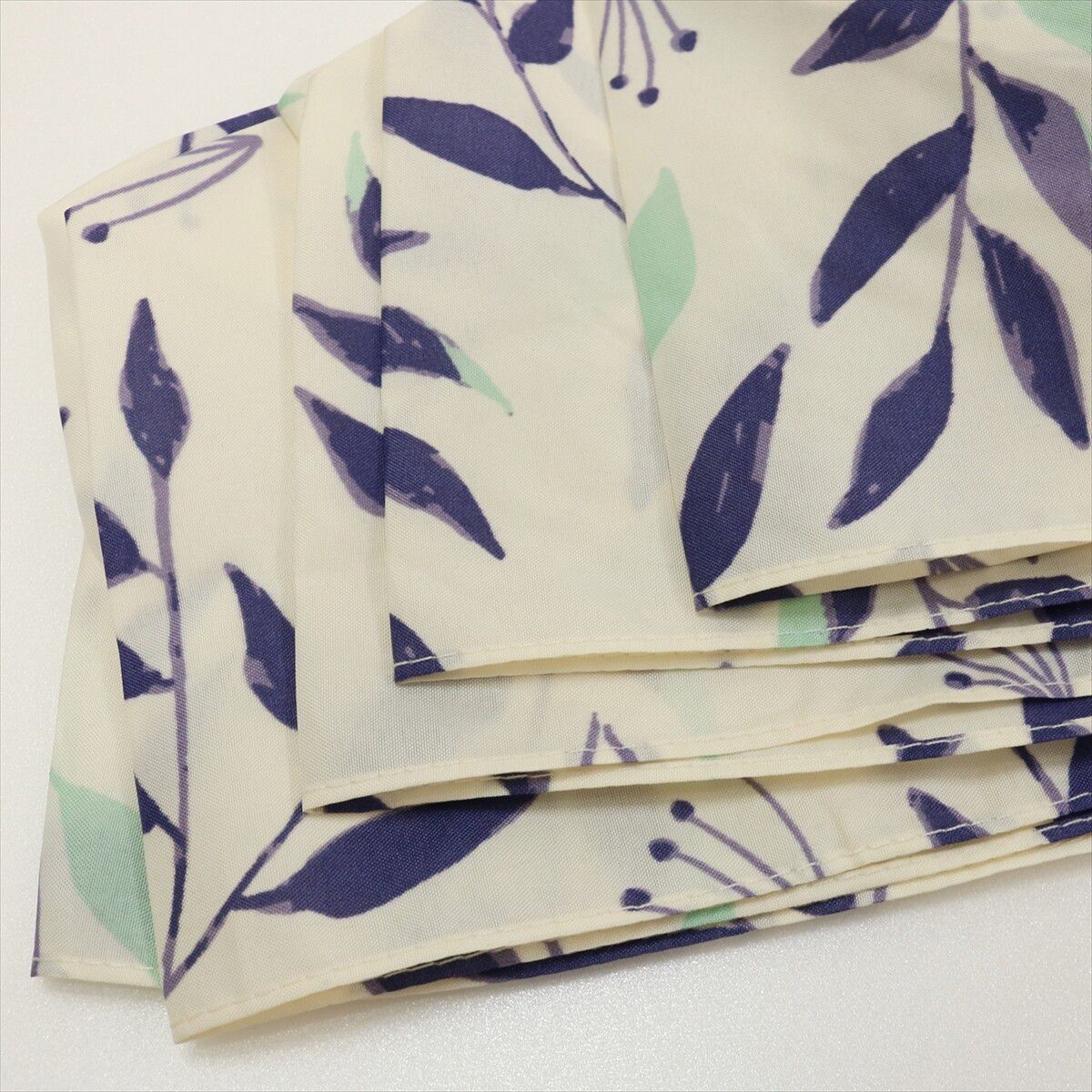 日本 nifty colors - 抗UV輕量 晴雨兩用折疊傘-光影綠葉-黑 (直徑98cm/191g)-90.0%