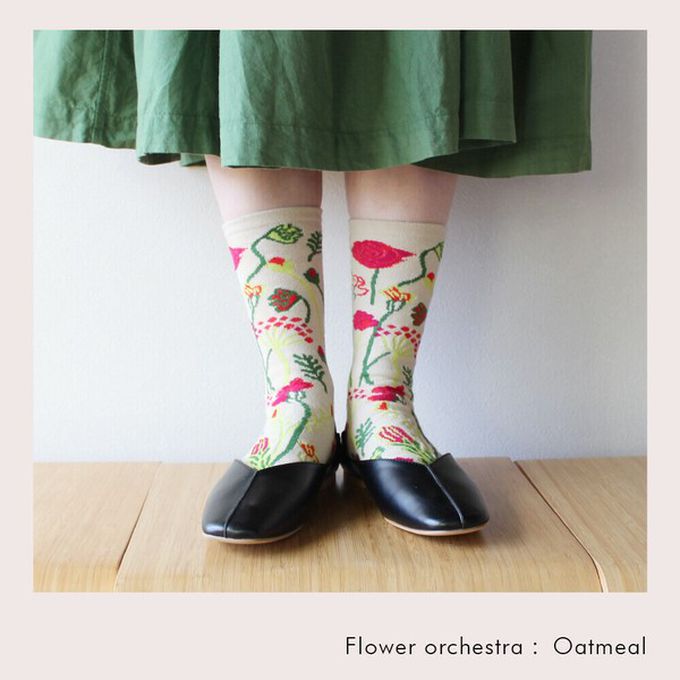 日本女裝代購 - 日本製 唯美花卉風長襪-花之樂團-燕麥灰 (23-25cm)
