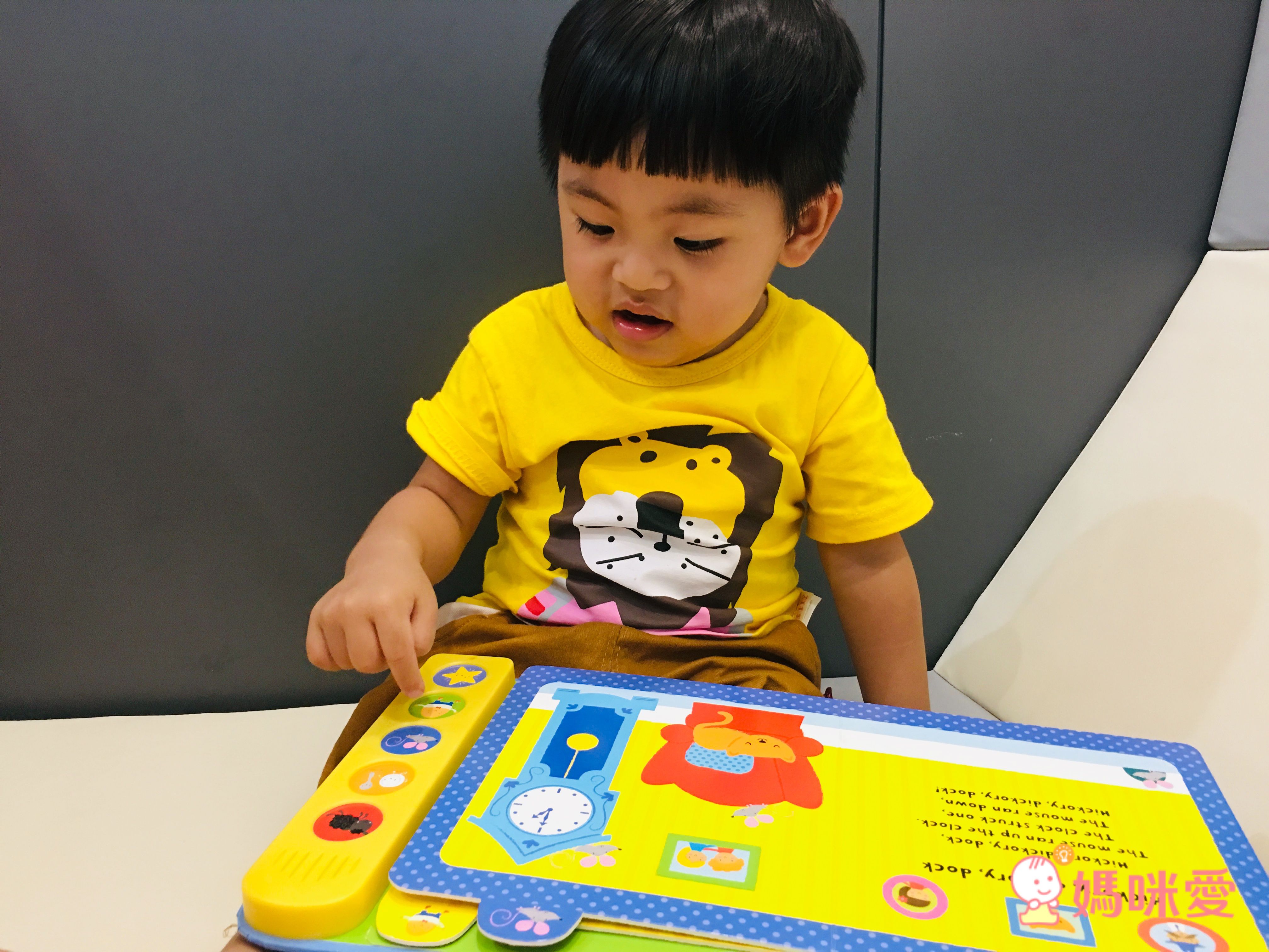 讓孩子的小手動起來！【體操／音效／翻翻書】吸睛英文操作書特輯