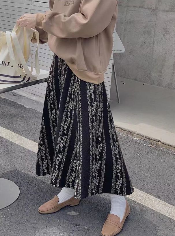 日本 GRL - 優雅花舞針織傘裙-淺沙杏 (M)