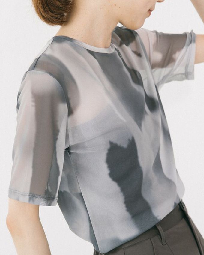 日本 gleam - 水彩暈染風透膚薄紗短袖上衣-黑灰系