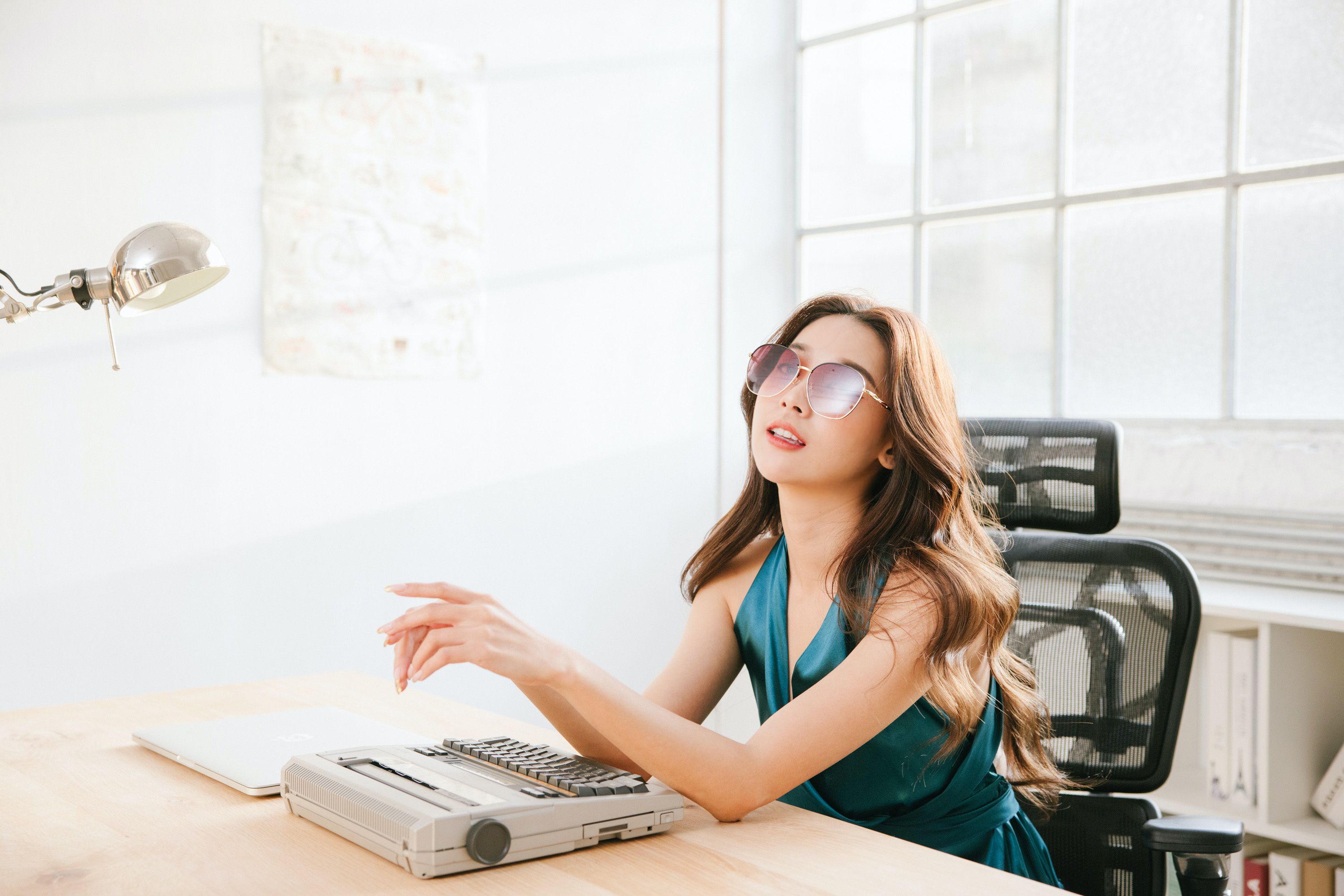 ALEGANT - 經典款百搭日落玫瑰紅細黑勾勒半圓框墨鏡│UV400太陽眼鏡