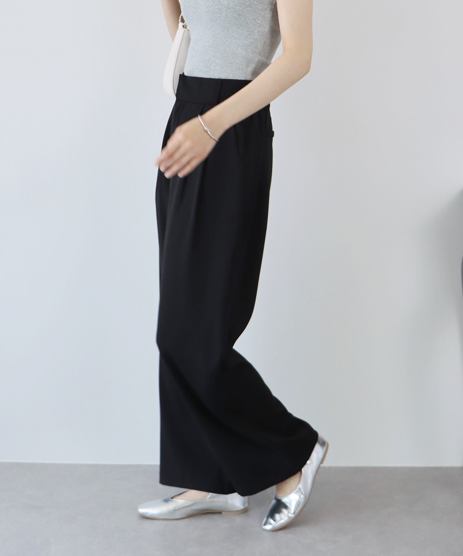 日本 BLUE EAST - 質感百搭垂墜感西裝褲-米灰