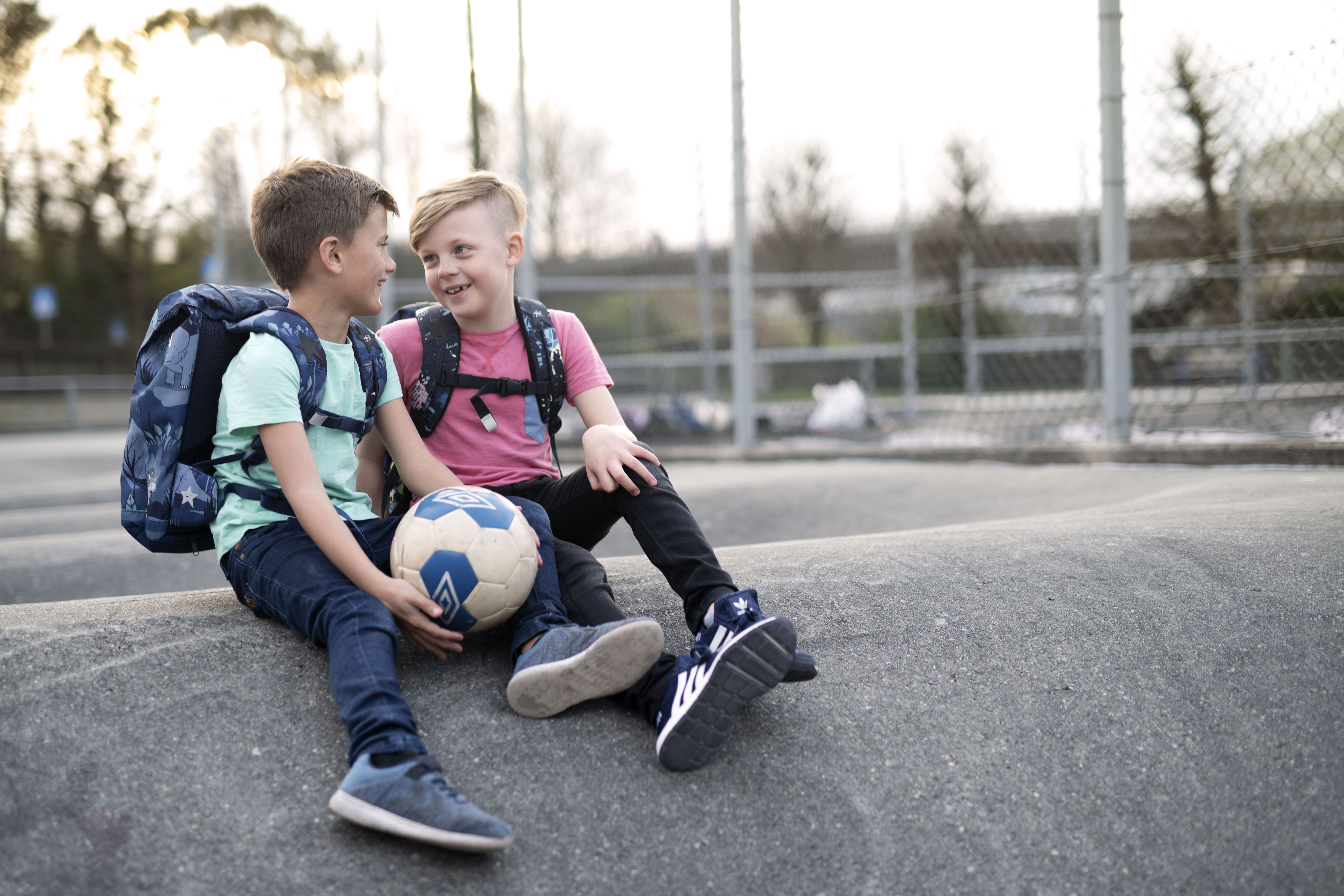 挪威Frii - 輕量護脊書包-怪獸足球灰 (22L)