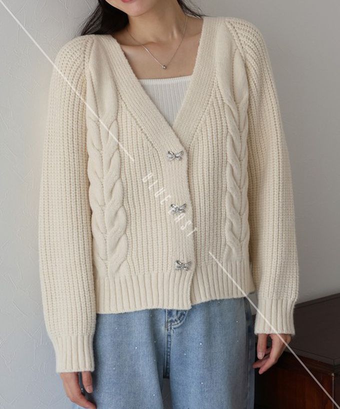 日本 BLUE EAST - 蝴蝶結寶石V領麻花粗編開襟衫-嬰兒粉 (M)