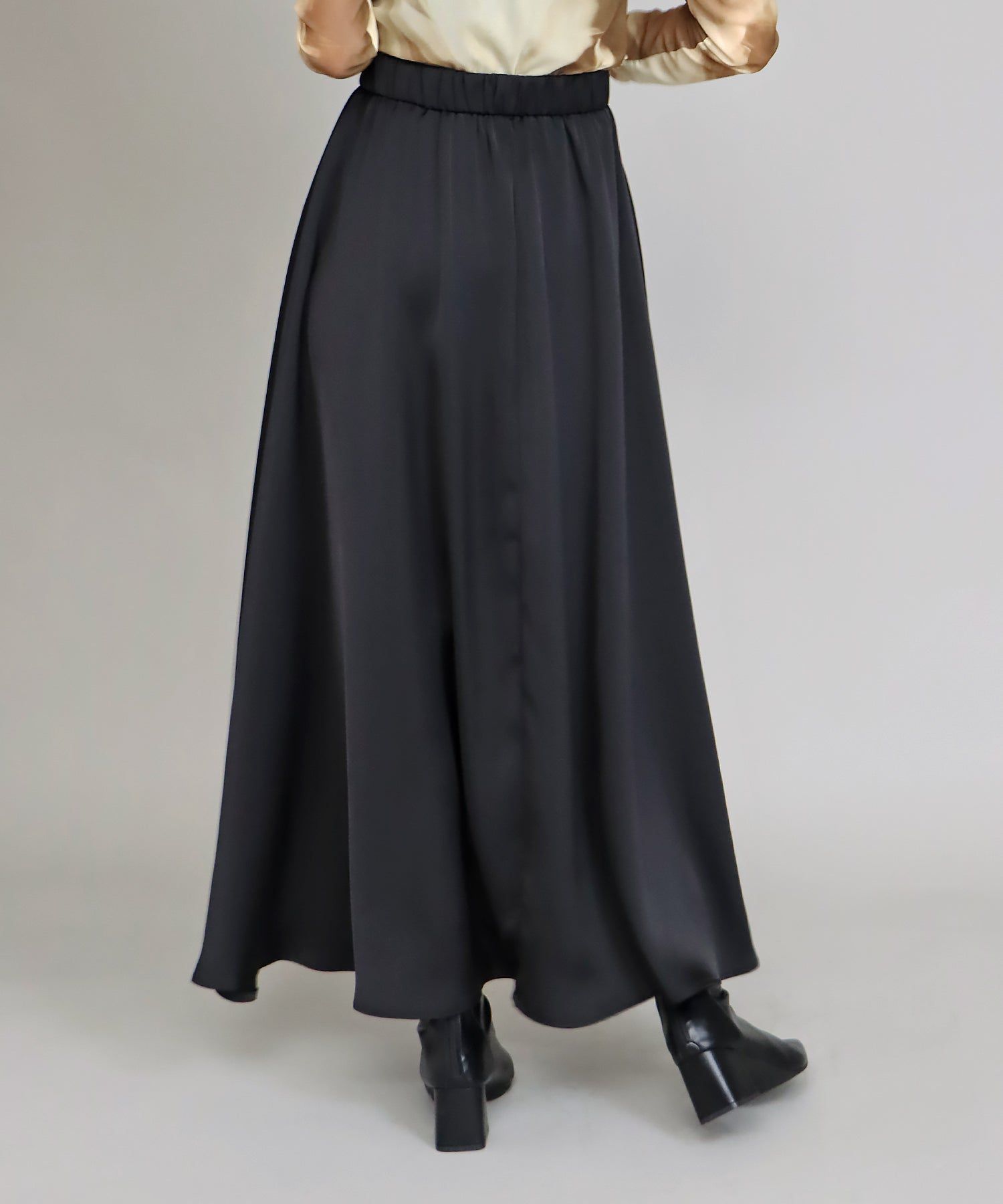 日本 BLUE EAST - 柔軟緞面光澤修身長裙-淺米杏