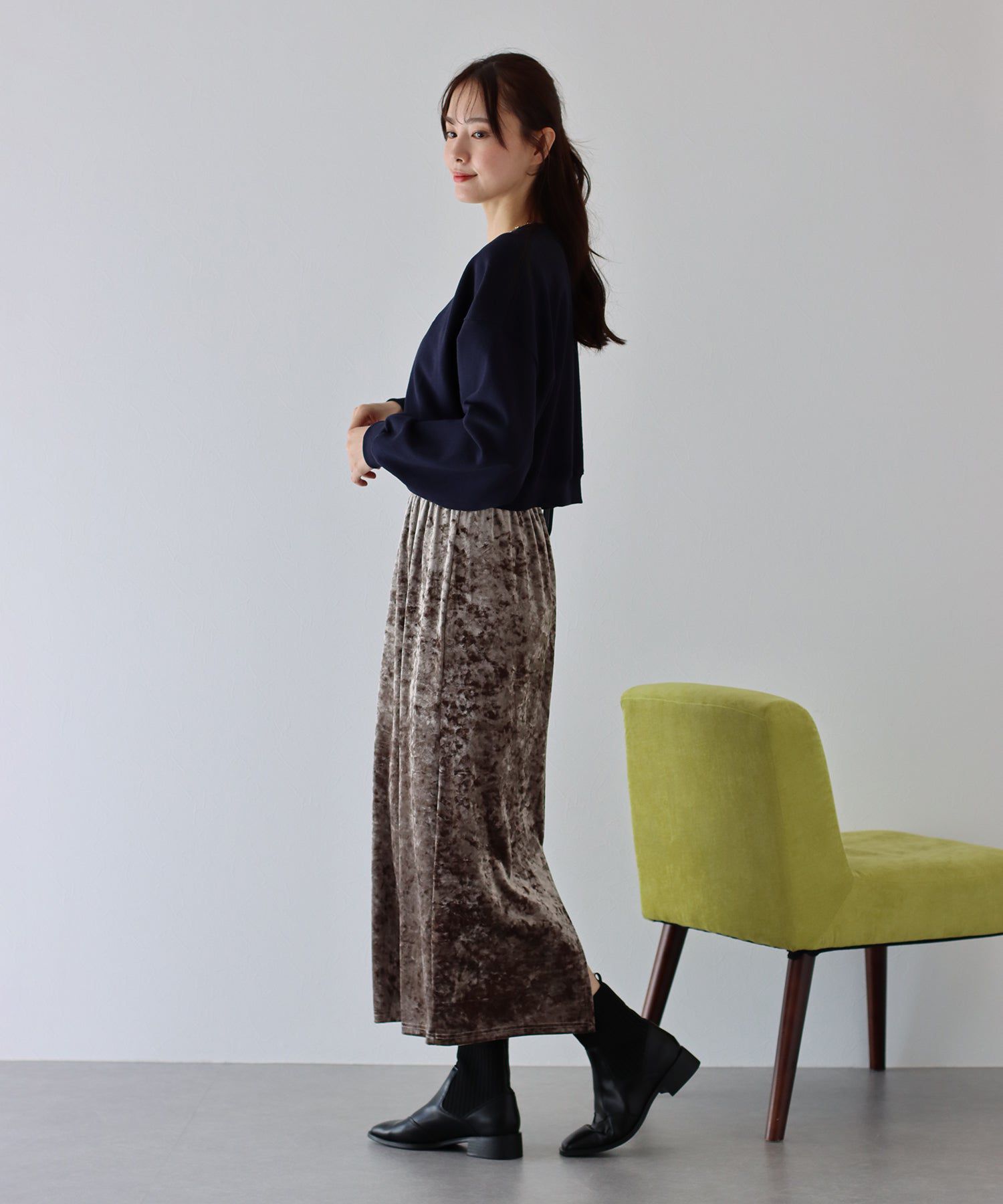 日本 BLUE EAST - 優雅絲絨感後開叉鬆緊長裙-淺摩卡