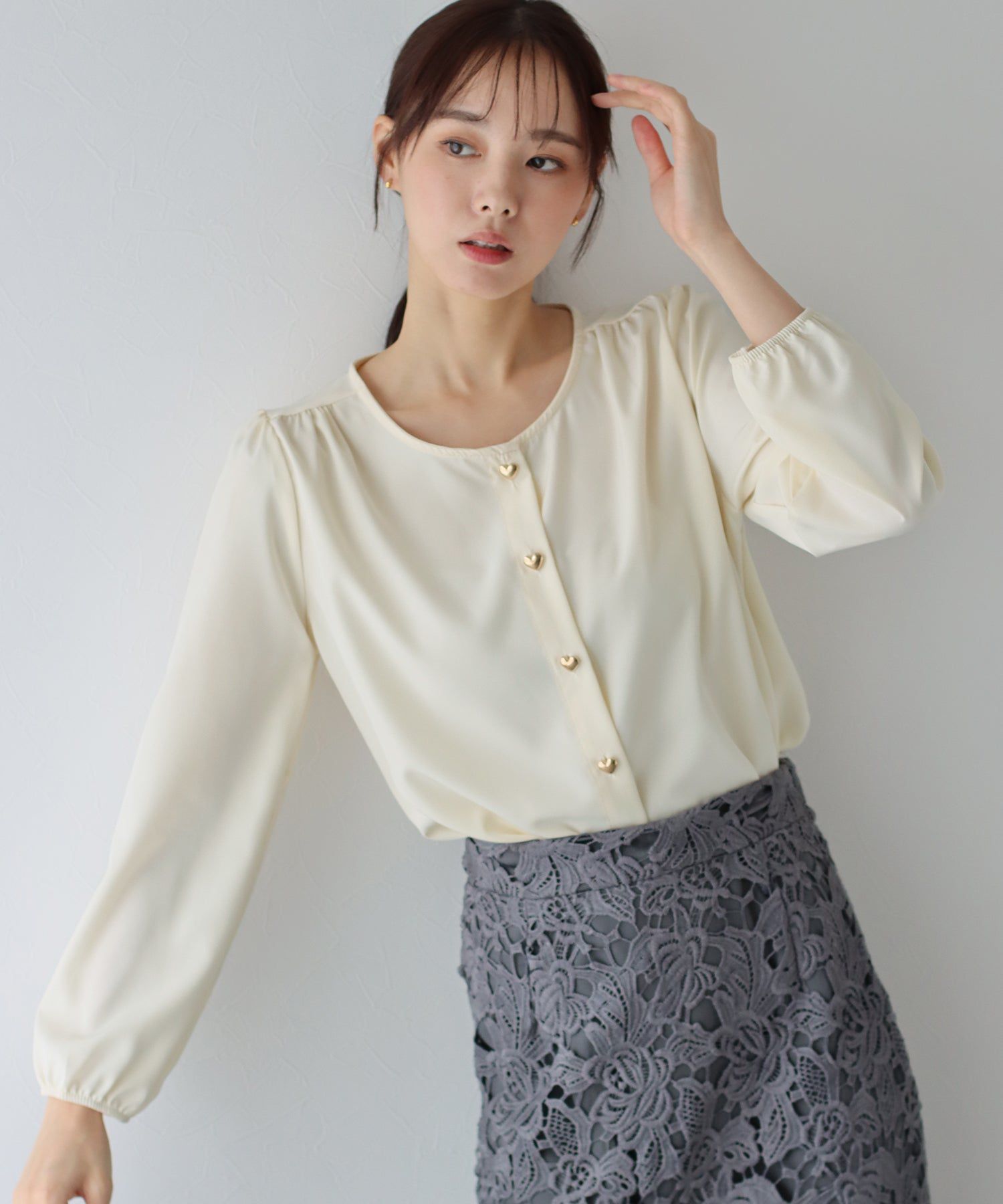 日本 BLUE EAST - 圓領金色愛心長袖襯衫-卡其