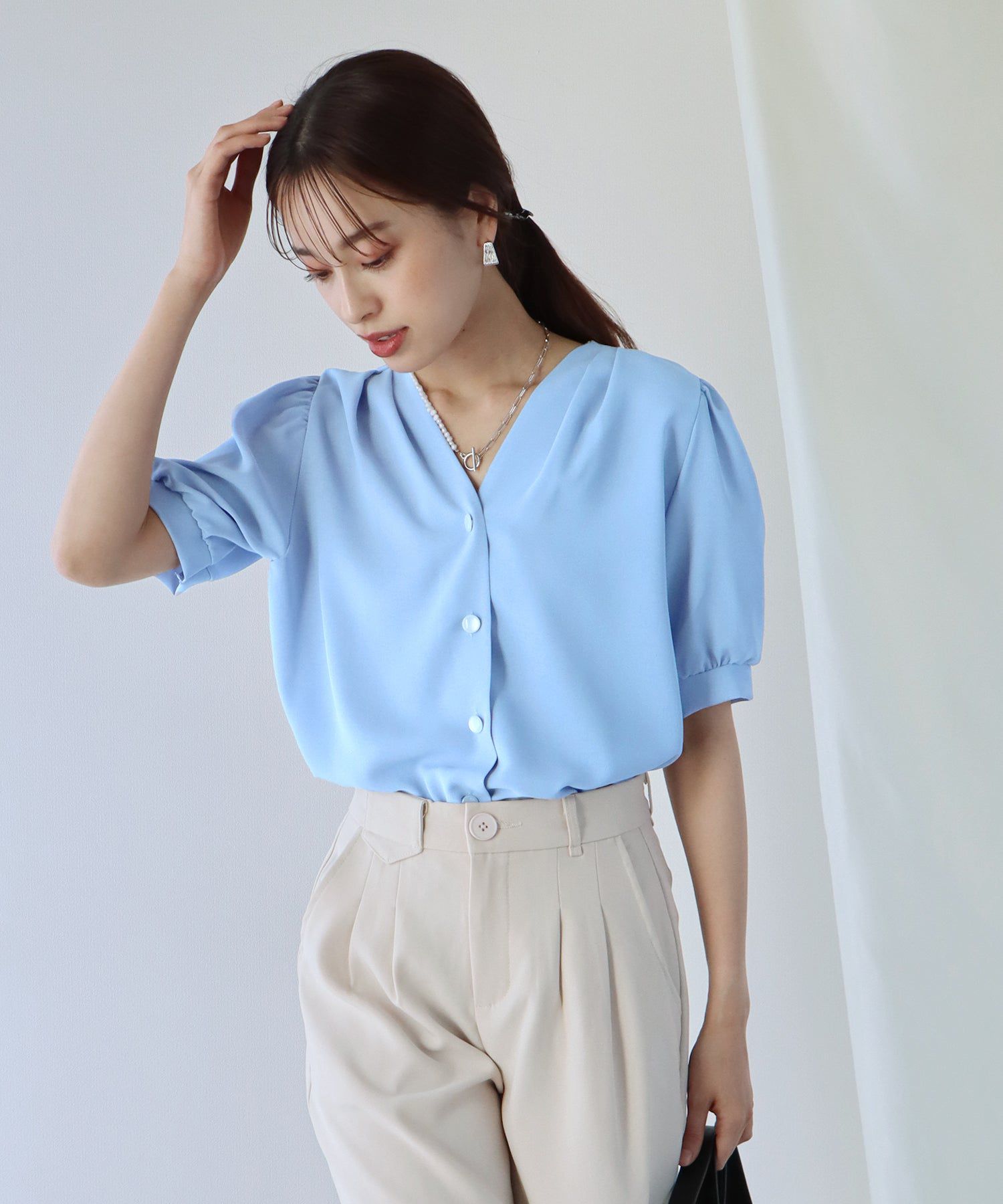 日本 BLUE EAST - 氣質V領珍珠釦短袖襯衫-淺米杏