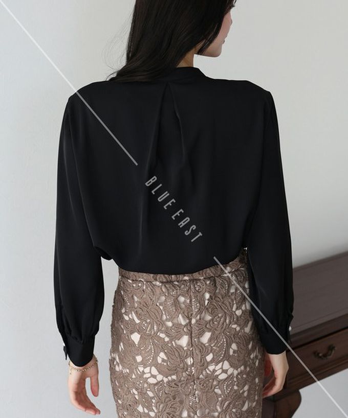 日本 BLUE EAST - 2way領知性整潔感打褶長袖上衣-珍珠袖扣-白