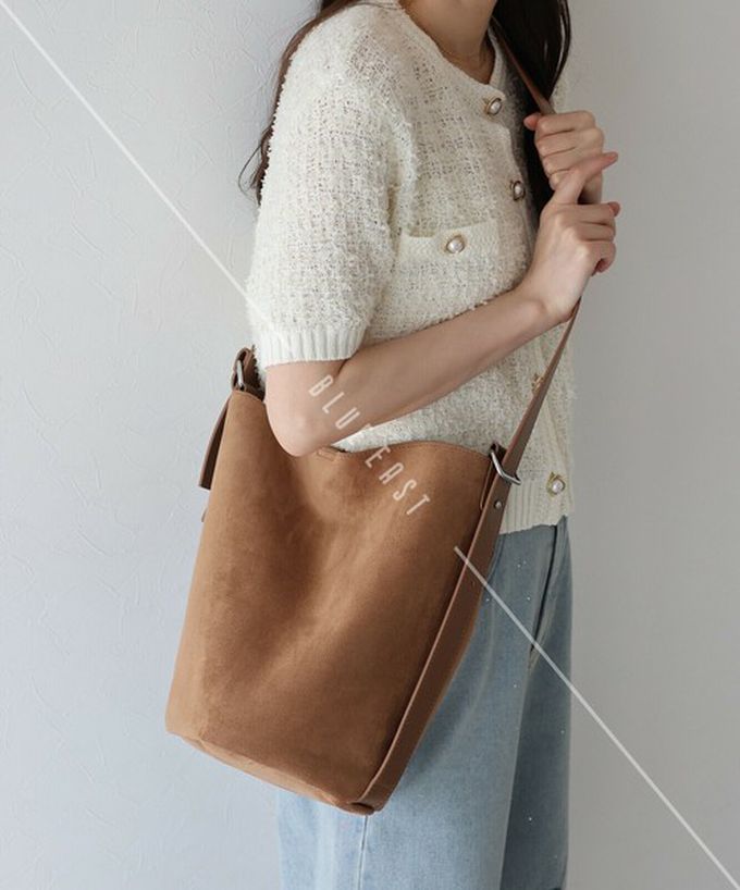 日本 BLUE EAST - 率性麂皮感大容量水桶造型側背包-淺卡其