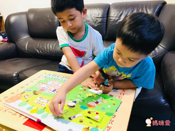 適合0-3歲的超酷觸覺體驗！多種材質、新奇觸感❤️變色洗澡書，收服抗拒洗澡的孩子！