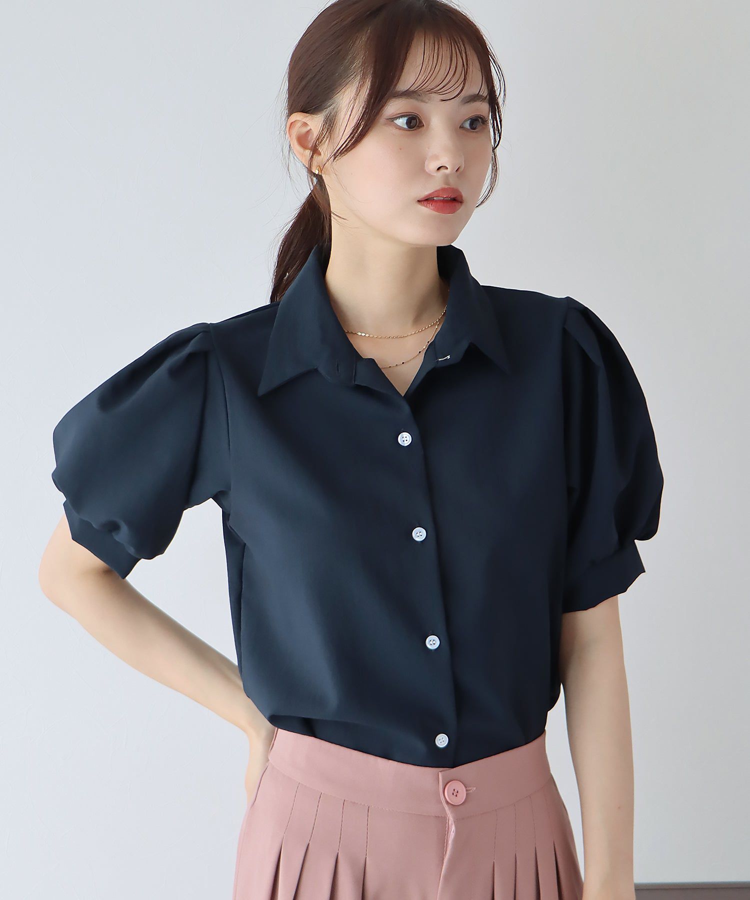日本 BLUE EAST - 優雅百搭泡泡短袖襯衫-深藍