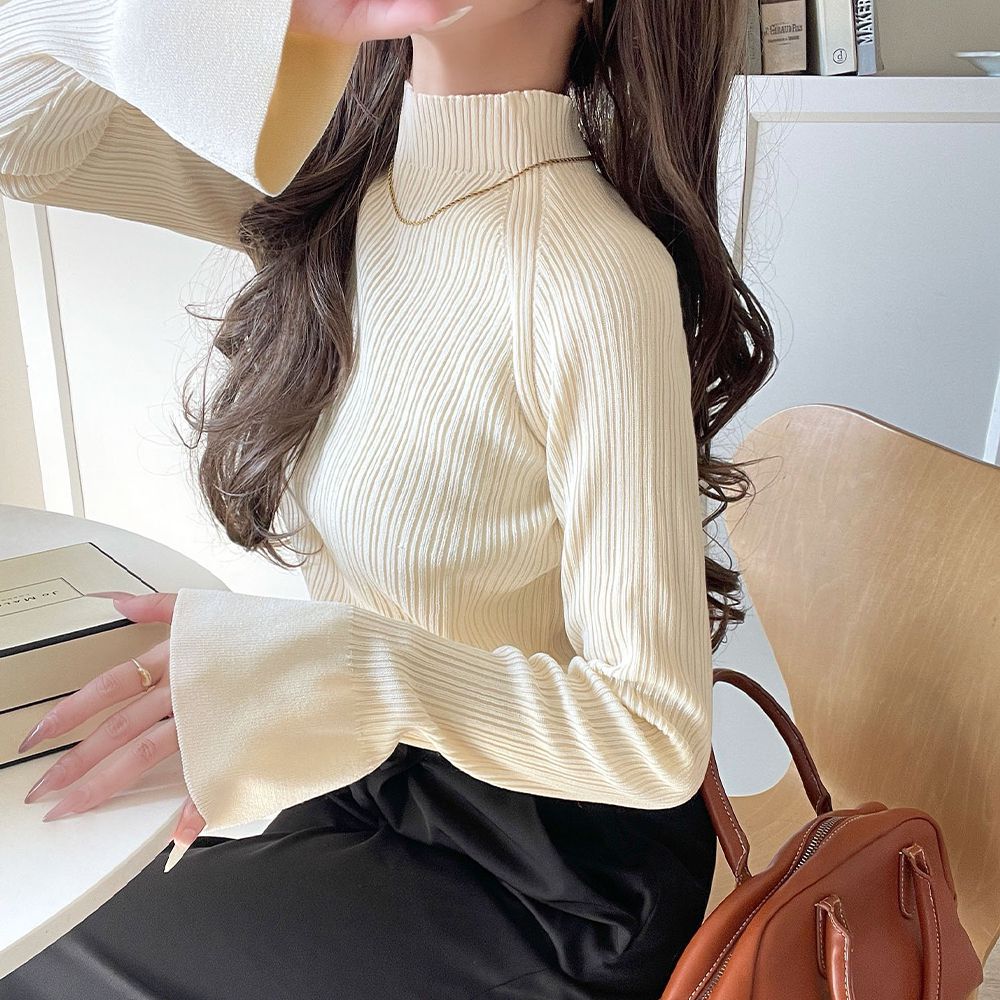 美型小立領喇叭袖合身針織上衣-象牙白