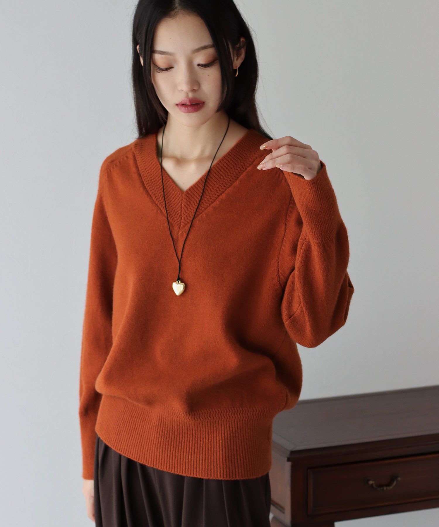 日本 BLUE EAST - 顯瘦V領柔軟針織上衣-黑